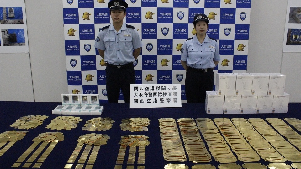 從香港寄到關西機場的枱燈、充電器貨物被發現內藏黃金。 日本海關