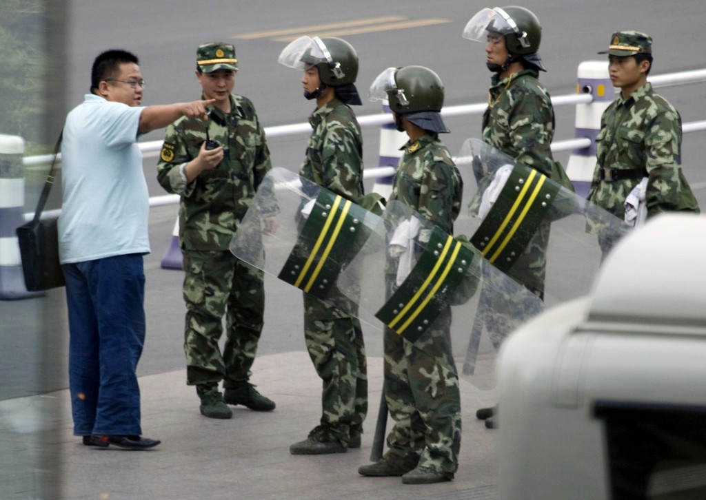 恐襲事件後，新疆多地加強巡邏。（美聯社）