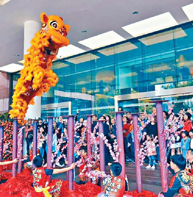■以往農曆新年，獅隊都會到各大商場和屋苑表演。