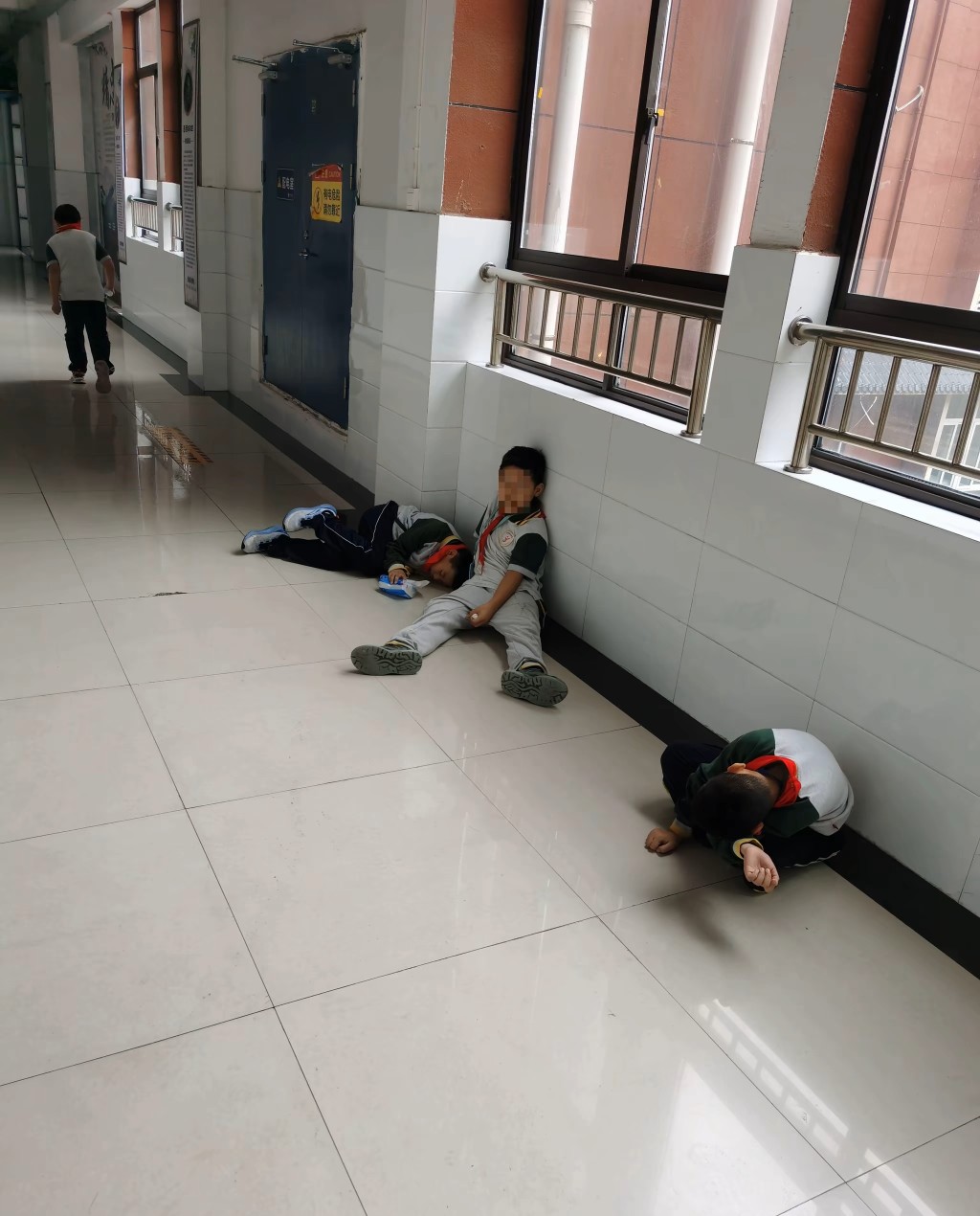 山東一學校爆集體食物中毒,學生腹痛嘔吐後就地躺臥。 山東一學校爆集體食物中毒,學生腹痛嘔吐後就地躺臥。