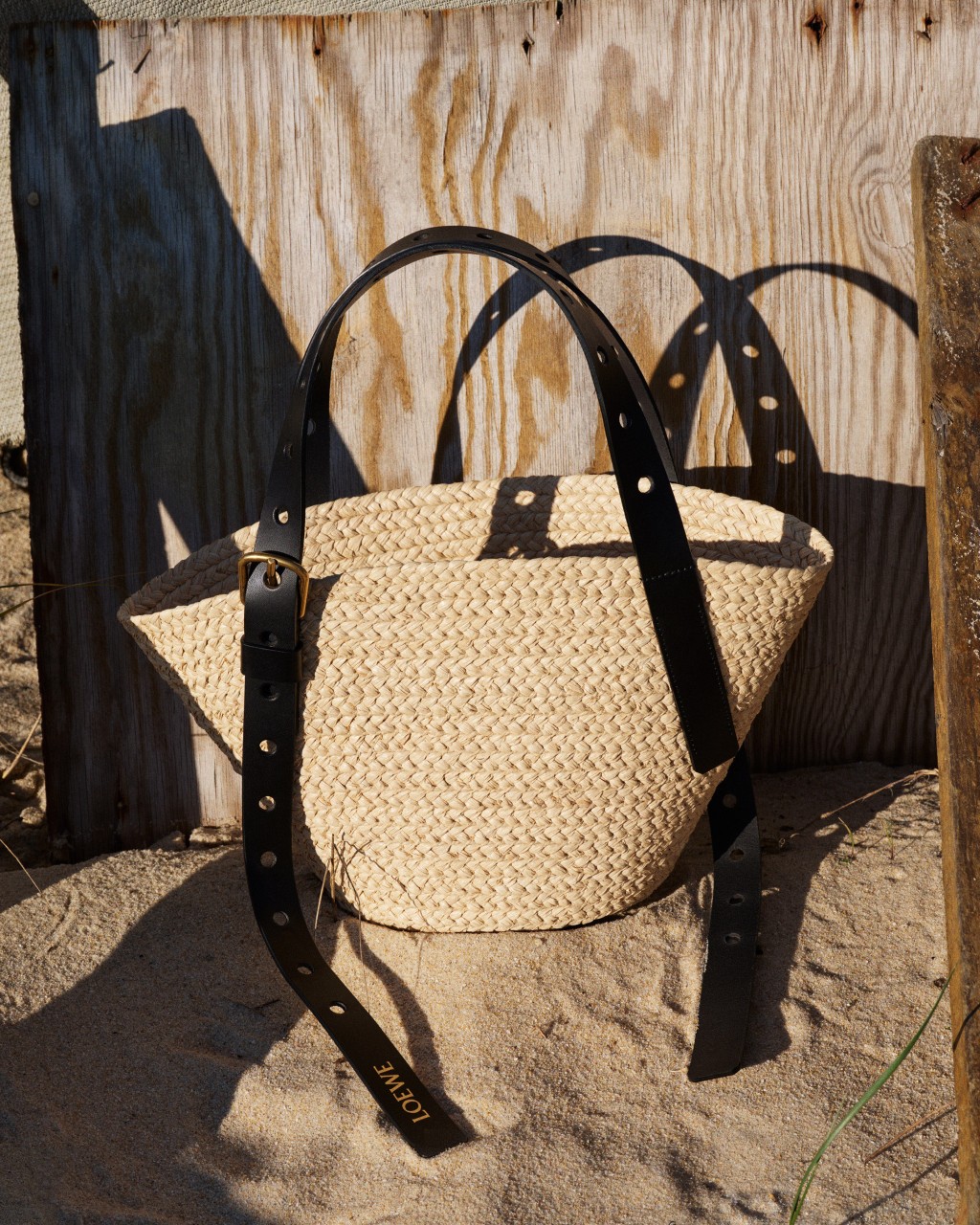 Loewe的Paula's Ibiza系列酒椰葉Punch Hole織籃綴以皮帶裝飾。($13,650) Loewe的Paula's Ibiza系列酒椰葉Punch Hole織籃綴以皮帶裝飾。($13,650)