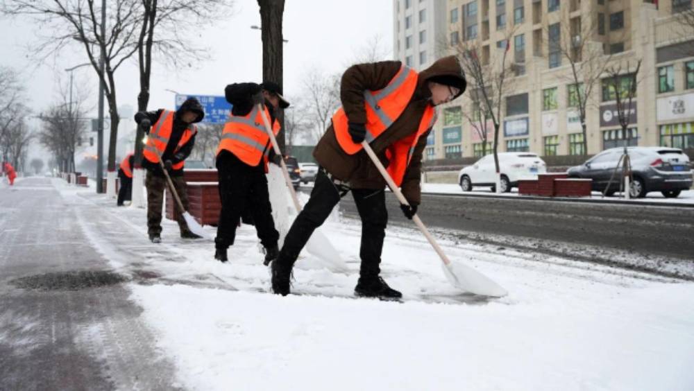 山西環衛工被要求戴定位器掃雪。 新華社資料圖