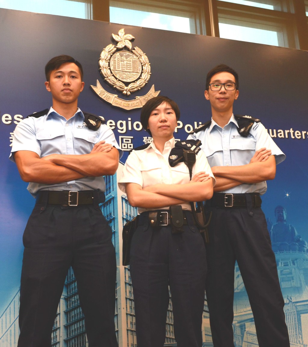 落海救人的衝鋒警員黃偉興(左)及參與行動警長(右)。