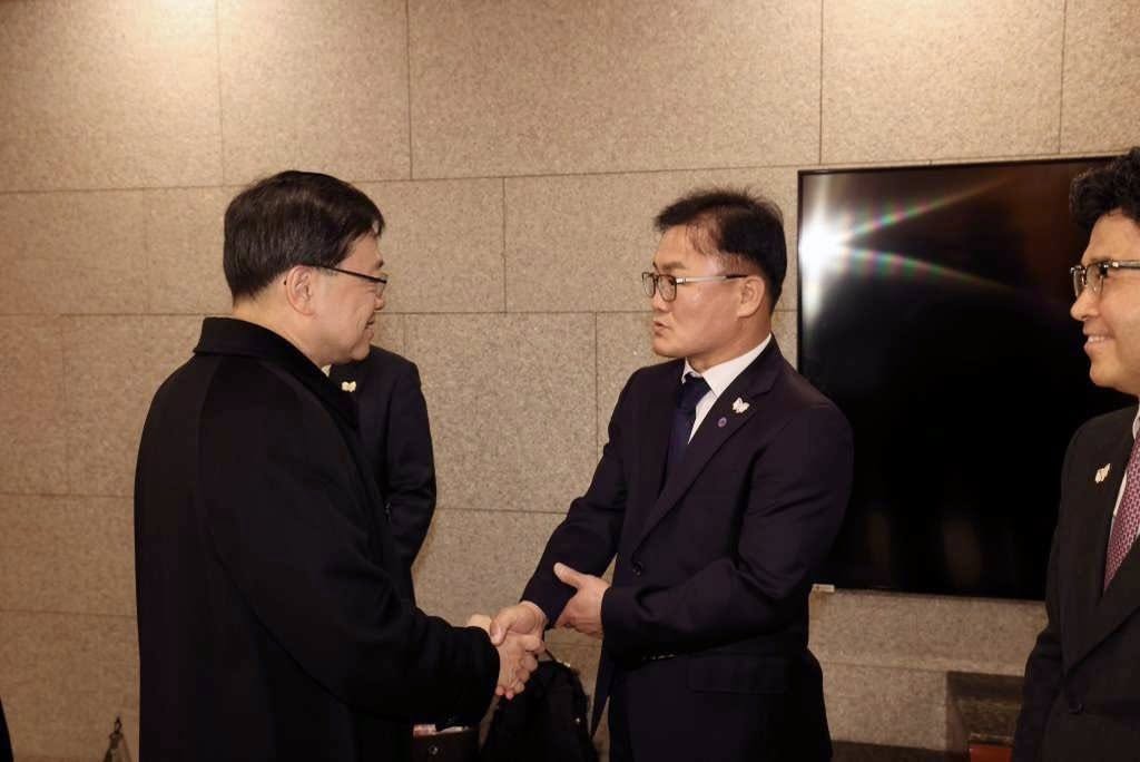 慶州市副市長Song Ho-Joon赴機場迎接李家超。李家超fb圖片 慶州市副市長Song Ho-Joon赴機場迎接李家超。李家超fb圖片