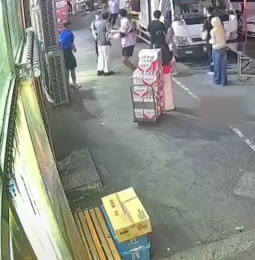 孟先生見小偷逃跑，本能用其1.97米的身軀，協助警察阻截。內蒙古晨報