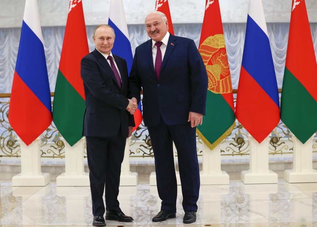 俄罗斯总统普京和白俄罗斯总统卢卡申科在白俄罗斯明斯克会谈前合影留念。AP