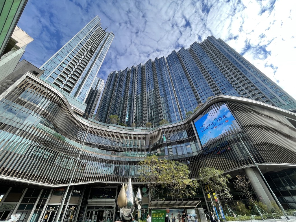在股票印花稅收下增加的情況下，政府有條件、有本錢進一步放寬物業印花稅，利用相關稅收回饋市場，照顧市民的住屋需要。資料圖片