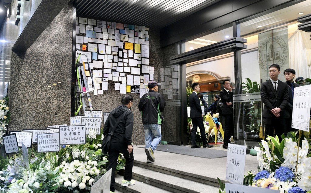 市民及同袍的悼念卡貼滿靈堂門口，致敬殉職英雄。