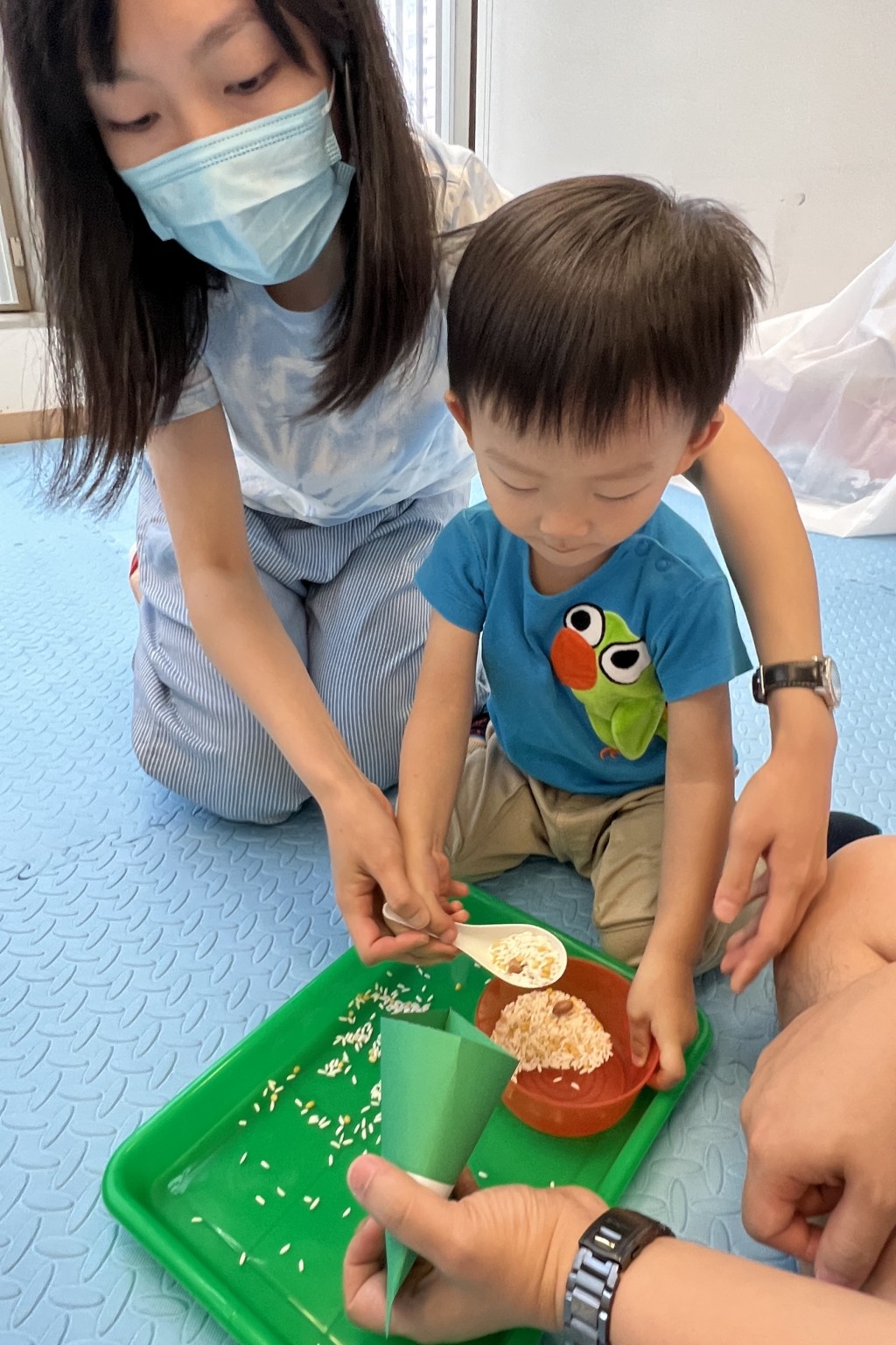老師利用道具，簡單教導包糭子的方法。（圖片來源：受訪者提供）