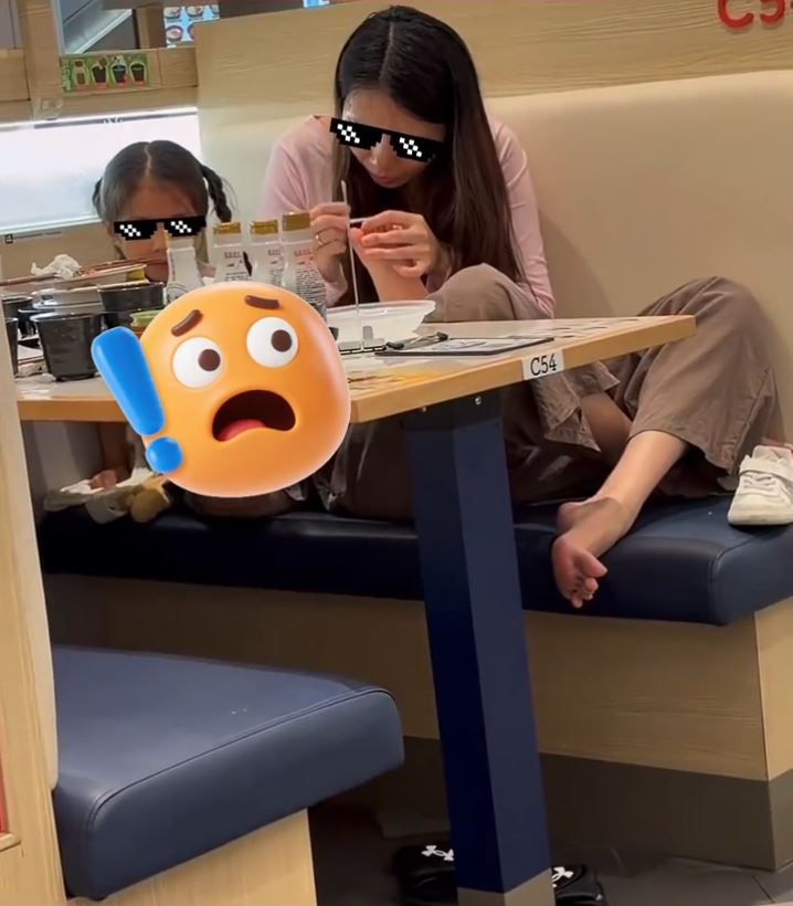 女子在壽司店的餐桌上為女童銼趾甲，行為令人噁心。
