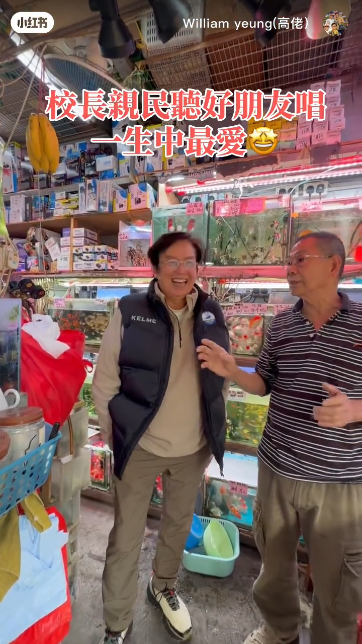 譚詠麟聽到自己金曲,被唱到走音甩拍子。 譚詠麟聽到自己金曲,被唱到走音甩拍子。
