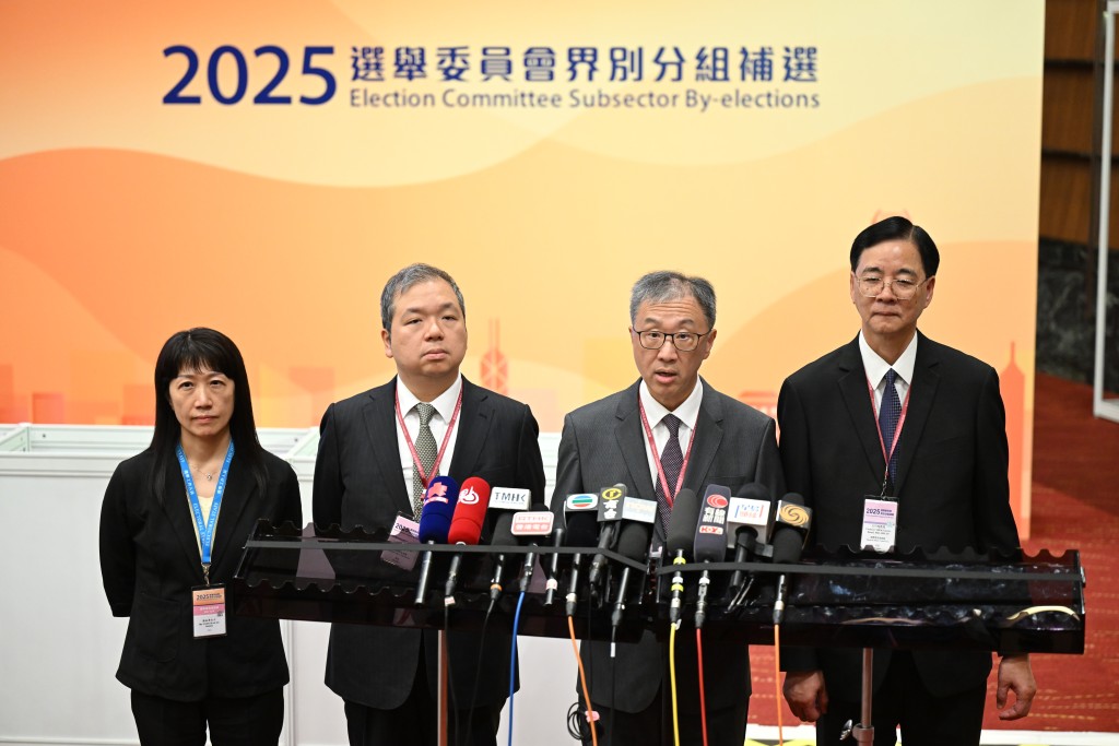 選管會主席陸啟康、委員石丹理和文本立在中央點票站會見傳媒。 選管會主席陸啟康、委員石丹理和文本立在中央點票站會見傳媒。