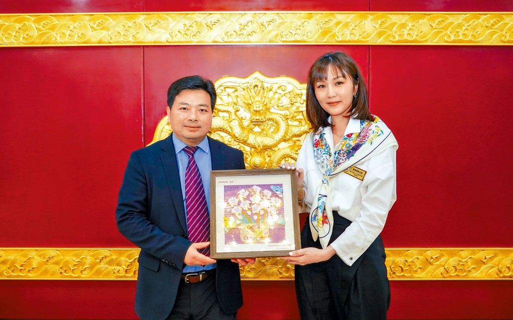 保良局甲辰年主席龐董晶怡代表董事會訪問團致送由保良局安老服務單位受眾親手製作的摺紙花畫予國家教育部港澳台事務辦公室副主任舒剛波。