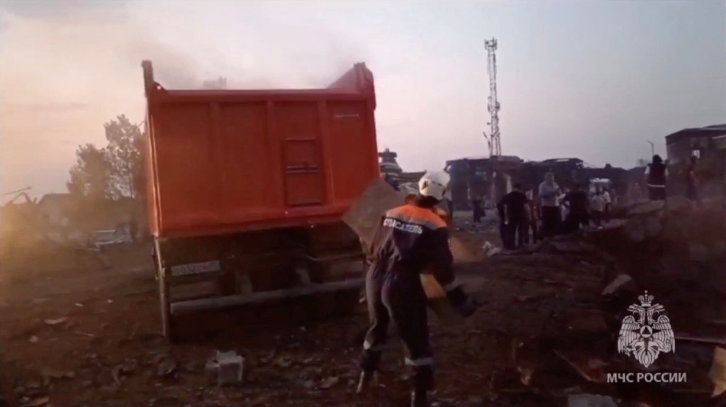 俄罗斯紧急情况部成员在事故现场清除残骸。俄紧急情况部影片截图