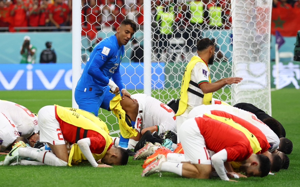 摩洛哥球員跪地慶祝首名出線。REUTERS