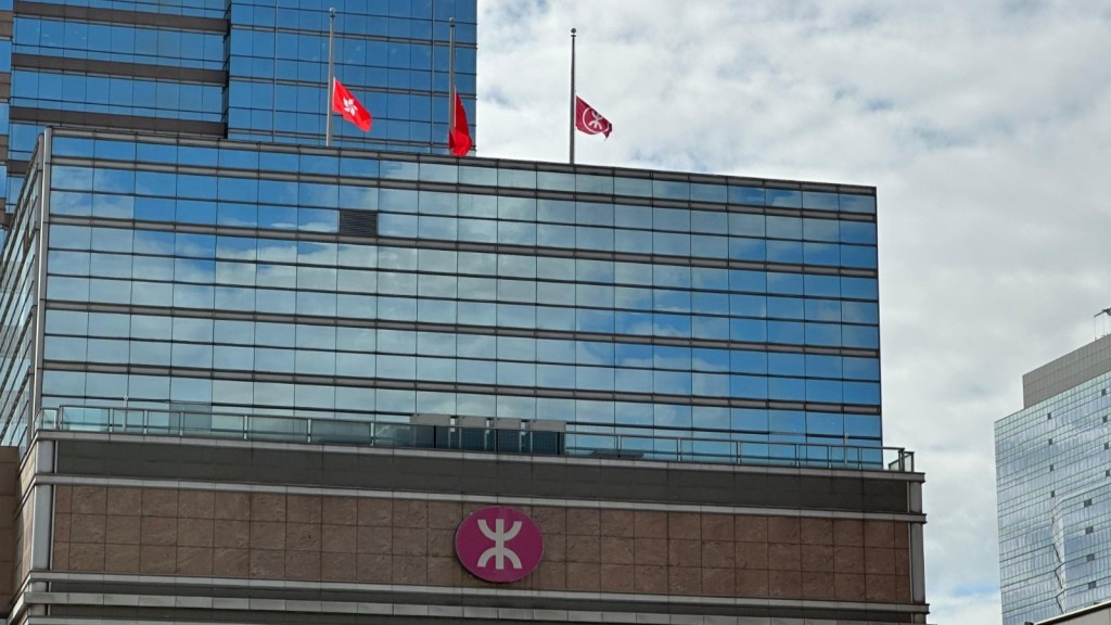 大埔宏福苑大火｜港鐵高層默哀三分鐘 全線建築下半旗悼火災罹難者
