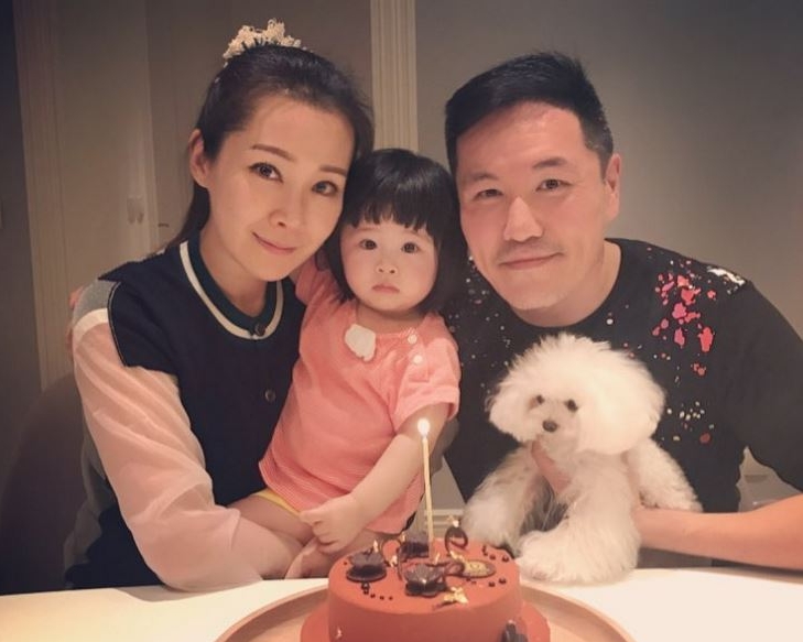 关心妍同心心、老公、狗狗过生日，简单温馨。