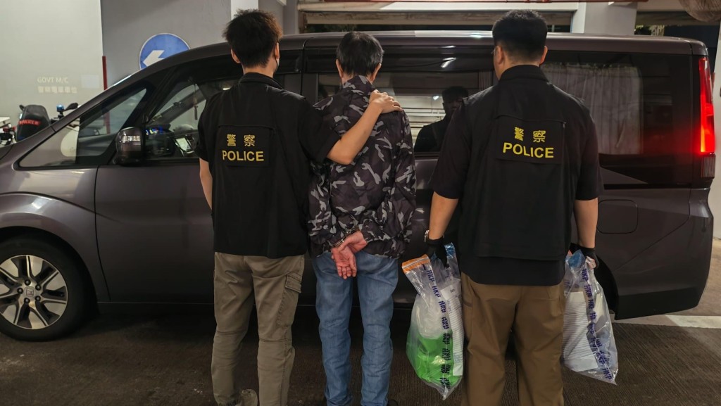 警拘将军澳7旬贩毒翁 搜公屋单位检53万元毒品