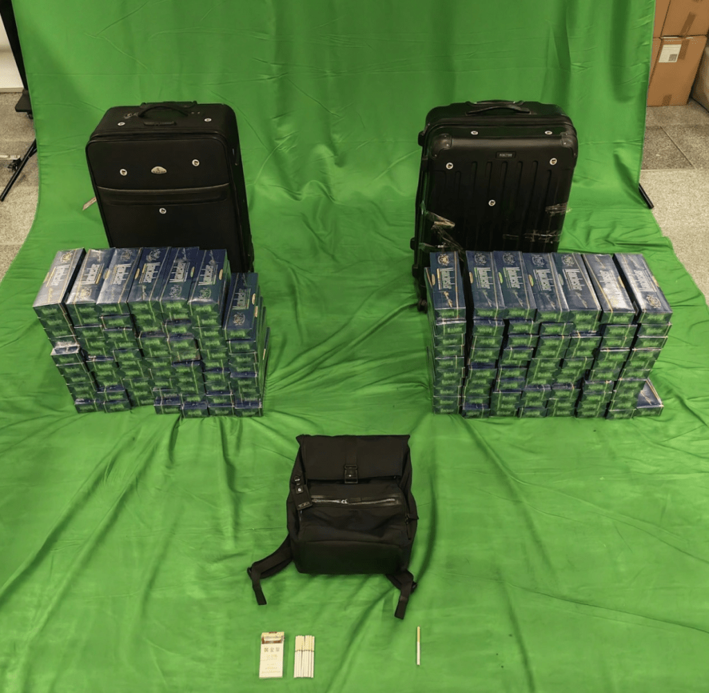 3男機場攜共市值66萬元私煙入境 分別判禁3至6個月及罰款500元。政府新聞處圖片 3男機場攜共市值66萬元私煙入境 分別判禁3至6個月及罰款500元。政府新聞處圖片