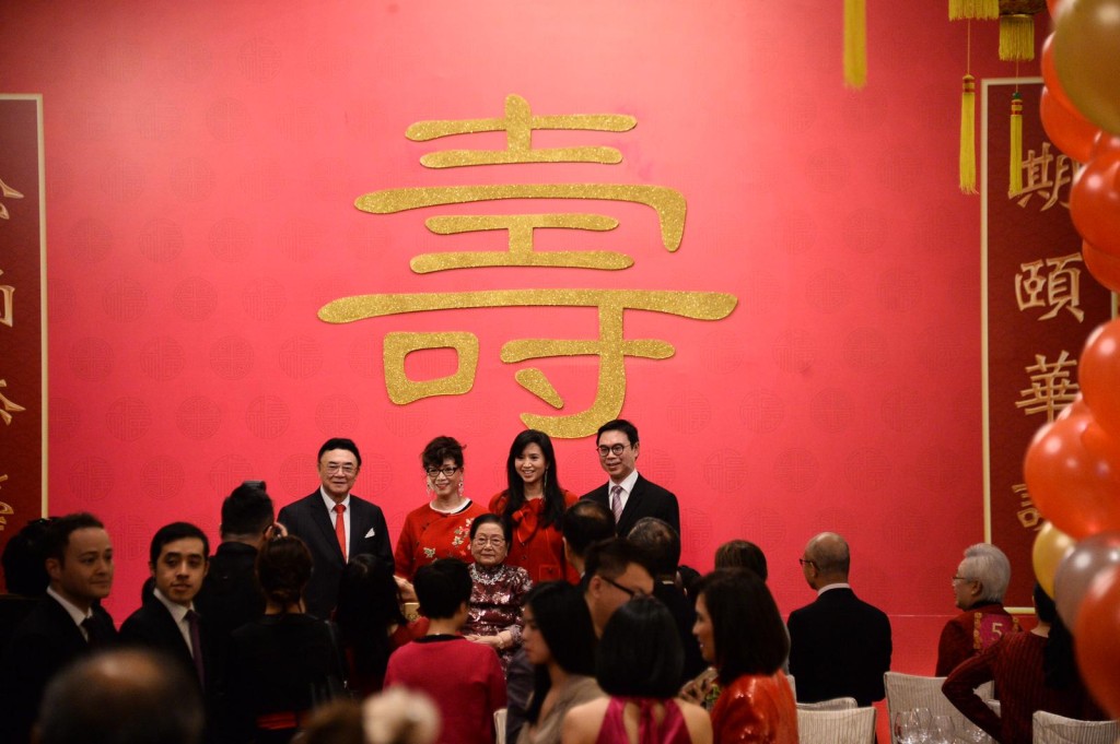 羅旭瑞（台上左一）等人與羅老太合照。盧江球攝