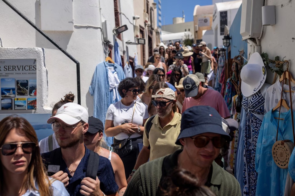 希腊度假胜地圣托里尼岛有大量旅客涌入。路透社