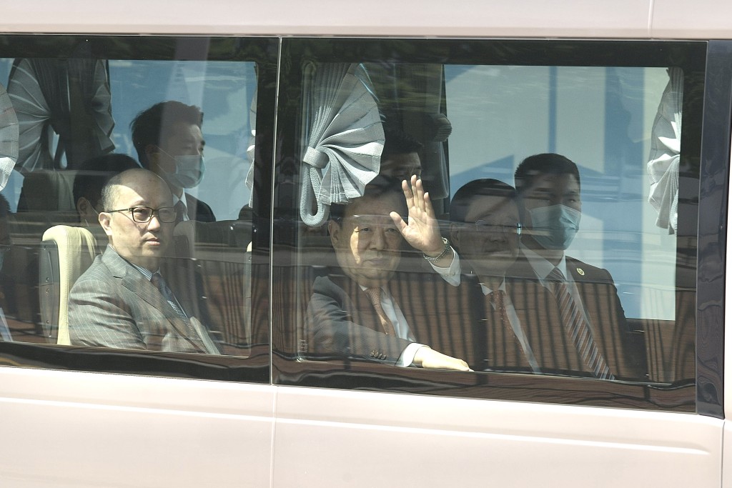 夏寶龍早上抵達立法會大樓，在車上向在場傳媒揮手。（陳浩元攝）