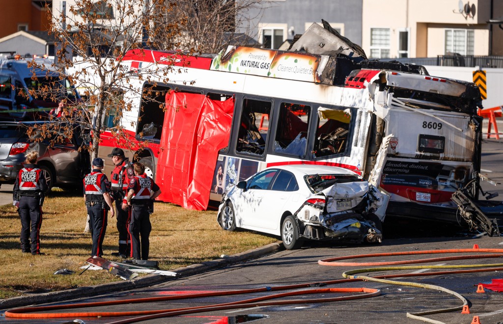 卡加利8車連環碰撞，涉及2架巴車及其他6架車。美聯社