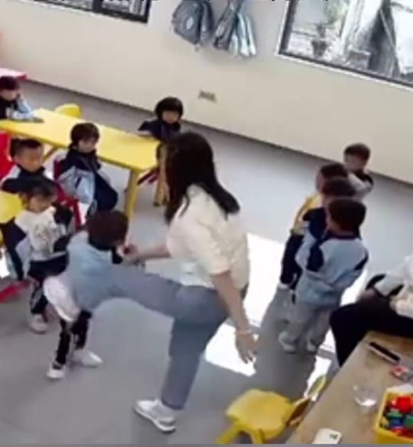 幼園老師腳踢幼童。影片截圖