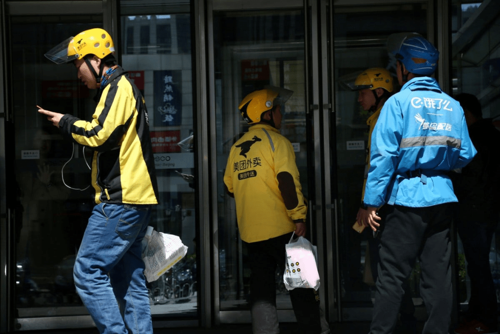 中國外賣市場多年來由美團及餓了麼寡頭壟斷,近期由京東入局展開混戰。 中國外賣市場多年來由美團及餓了麼寡頭壟斷,近期由京東入局展開混戰。
