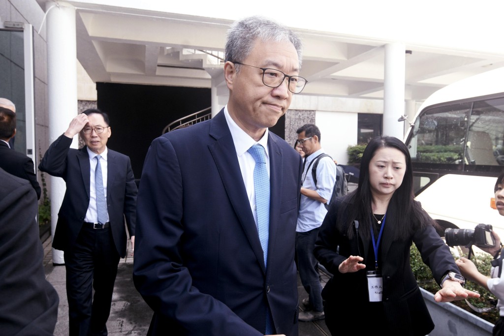 委员会主席陆启康。