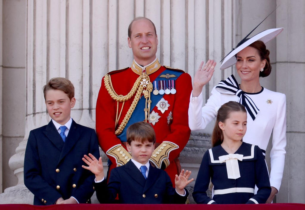 乔治与父母及弟妹一同站在白金汉宫露台，庆祝英皇查理斯三世的寿辰。路透社