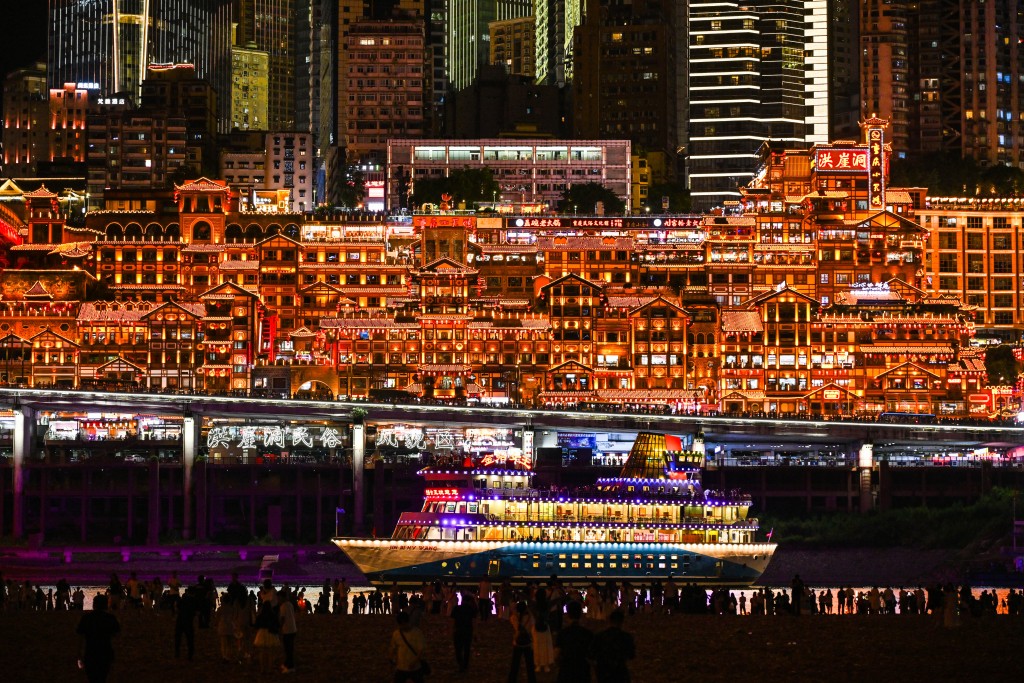 遊客乘坐郵輪觀賞重慶夜景。　新華社