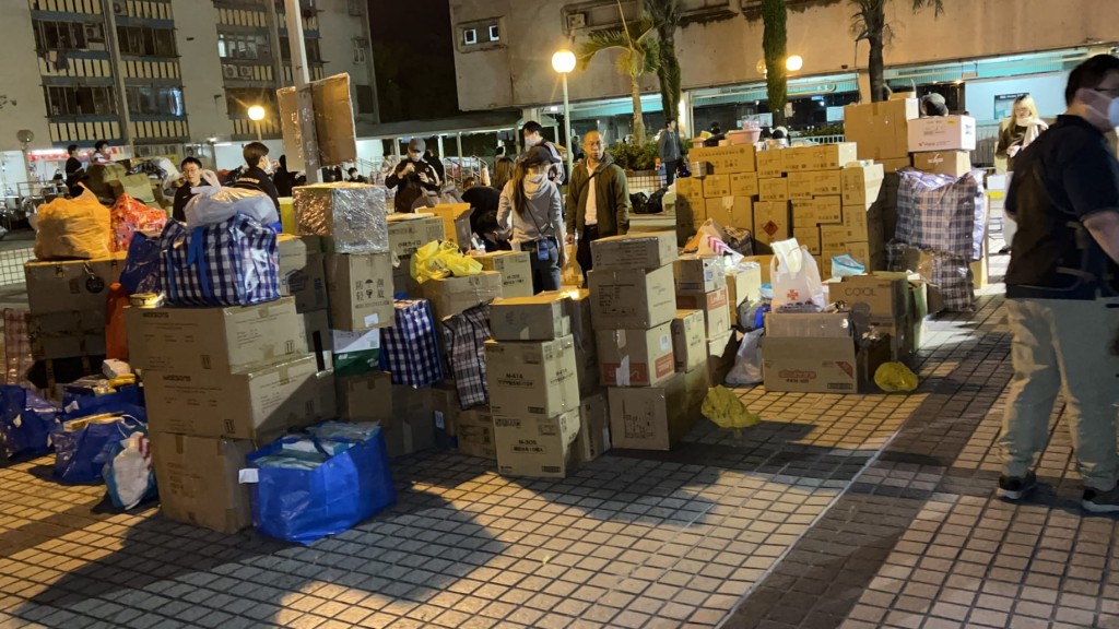 在廣福邨平台,同樣有大批熱心市民自發運送物資到來,大包小包擺放在平台匯集。蔡楚輝攝 在廣福邨平台,同樣有大批熱心市民自發運送物資到來,大包小包擺放在平台匯集。蔡楚輝攝