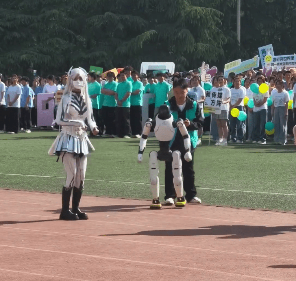 工作人員為女生解圍。