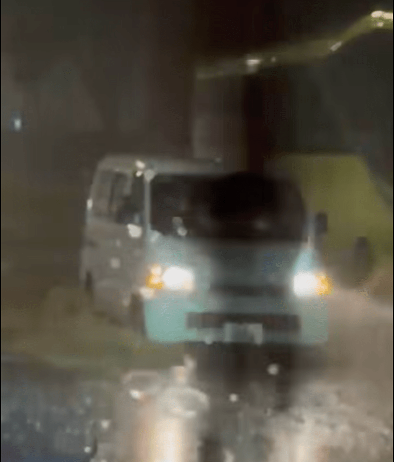 有麵包車涉水行車,最終成功通過。網上片段截圖 有麵包車涉水行車,最終成功通過。網上片段截圖