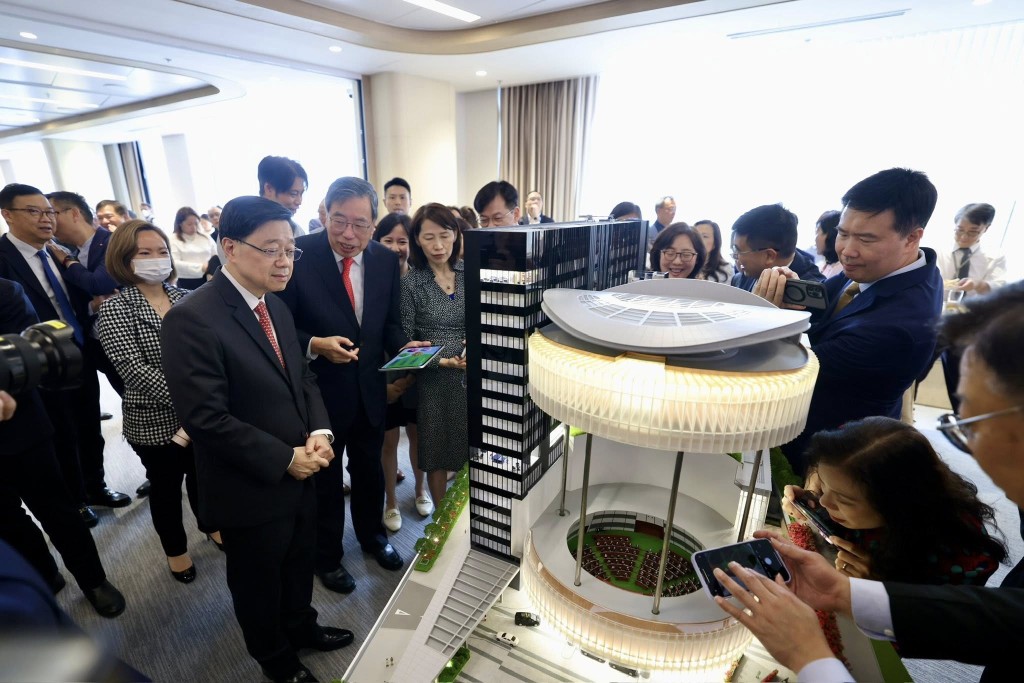 立法會秘書處委託本地藝術組織製作1比100比例的擴建大樓微模型。李家超fb圖片 立法會秘書處委託本地藝術組織製作1比100比例的擴建大樓微模型。李家超fb圖片