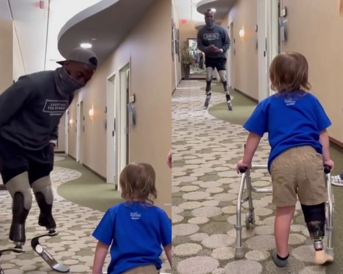 美兩歲男童首次用義肢走路，獲金牌殘奧運動員鼓勵同行。(網圖)