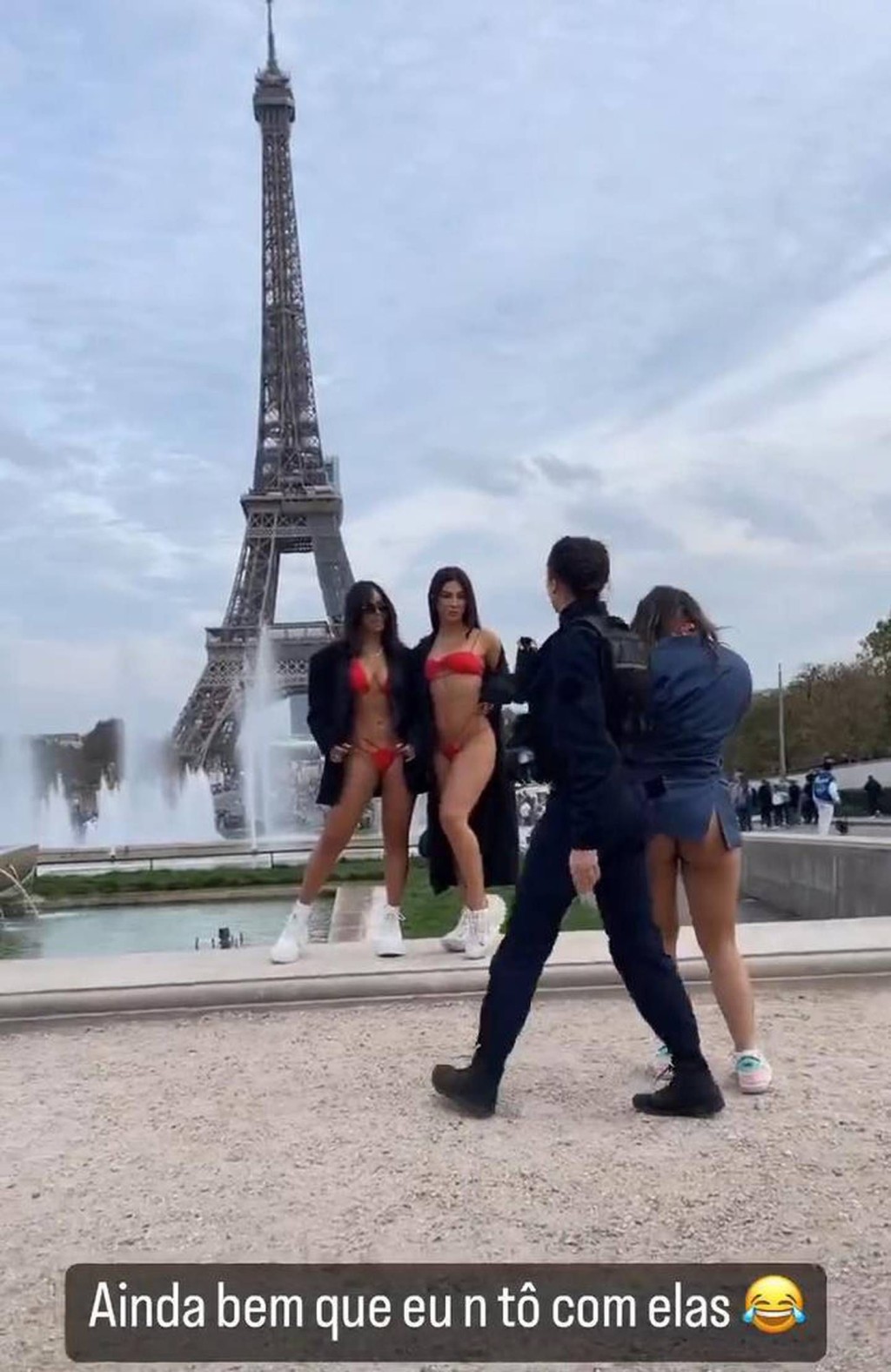 两名女网民充当比基尼模特儿，在巴黎铁塔前拍摄，引发热议。