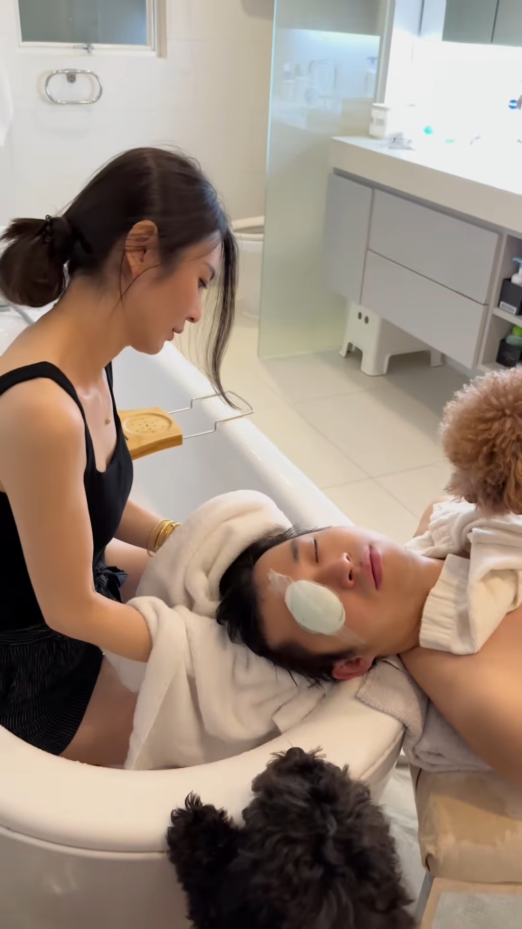 裕美細心為男友洗頭。  ​
