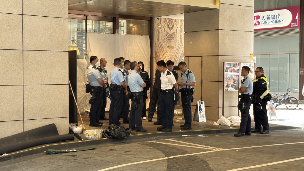 大批警员调查事件。 大批警员调查事件。