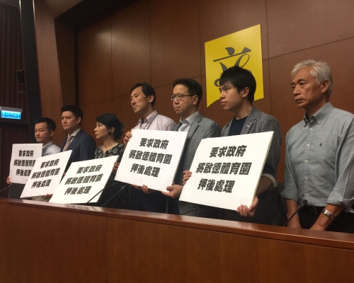 姚松炎（中）、鄺俊宇（右二）。