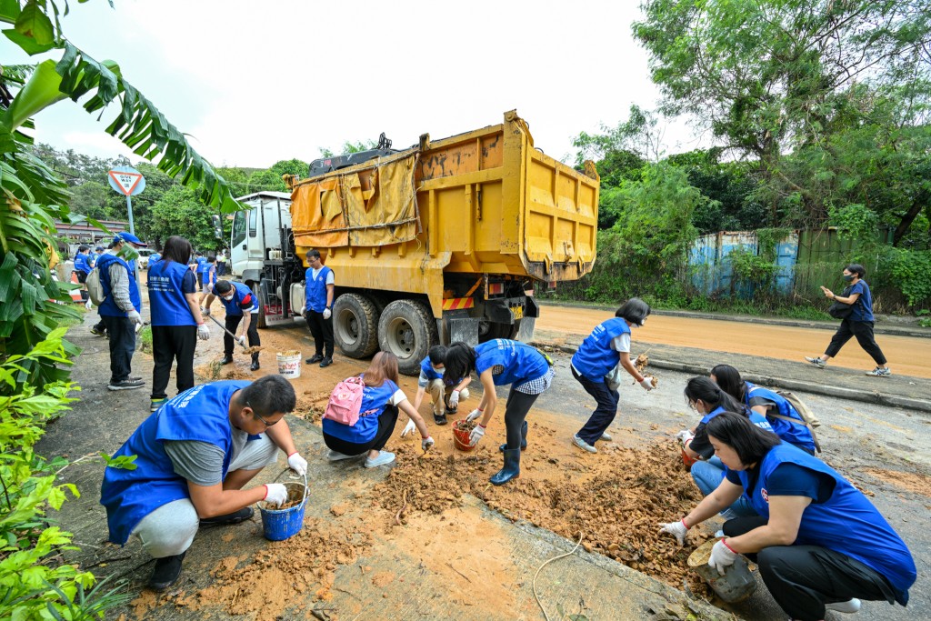 公務員到北區羅湖道，協助清理路上水窪和泥濘。陳國基FB圖片