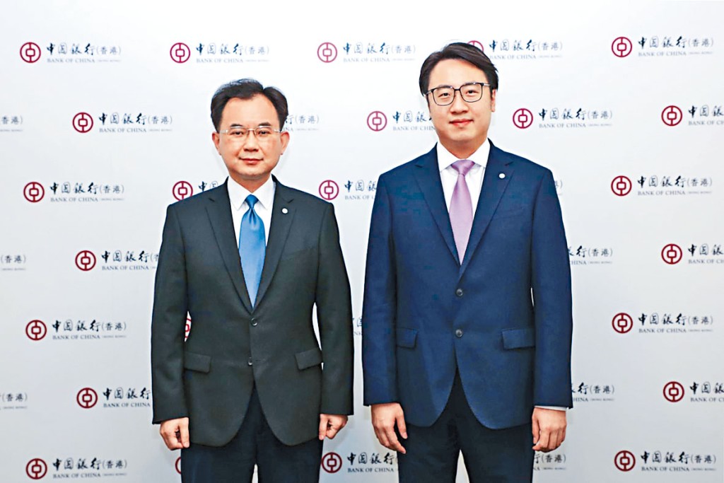 (左起)中銀香港個人金融及財富管理部總經理陳文、個人數字金融產品部副總經理周國昌。