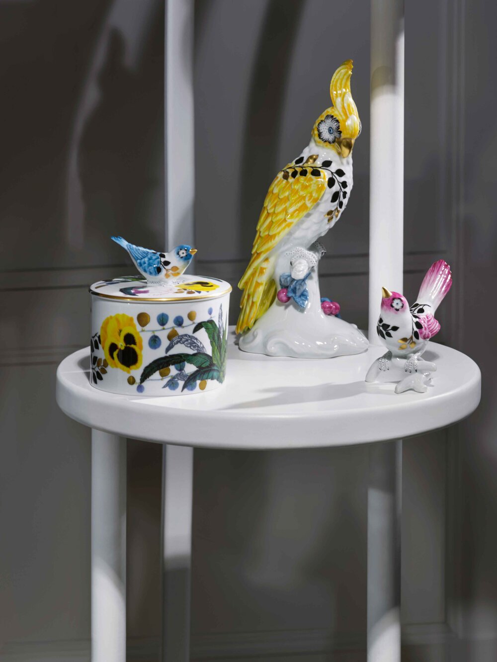 新系列備有多款餐用瓷器及雀鳥造型擺設。