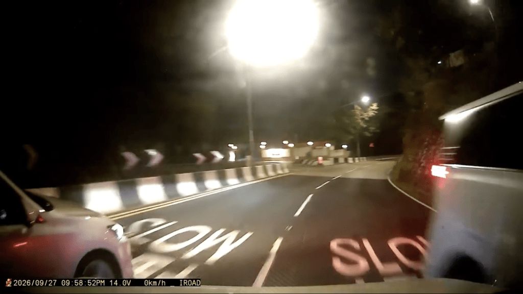 事主的車輛在兩輛私家車之間駛過。Facebook 車cam L（香港群組）影片截圖