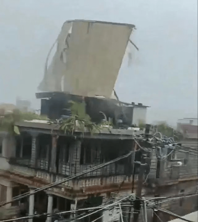 「杜蘇芮」在福建晉江沿海登陸，有樓宇的頂篷被風吹飛。網圖