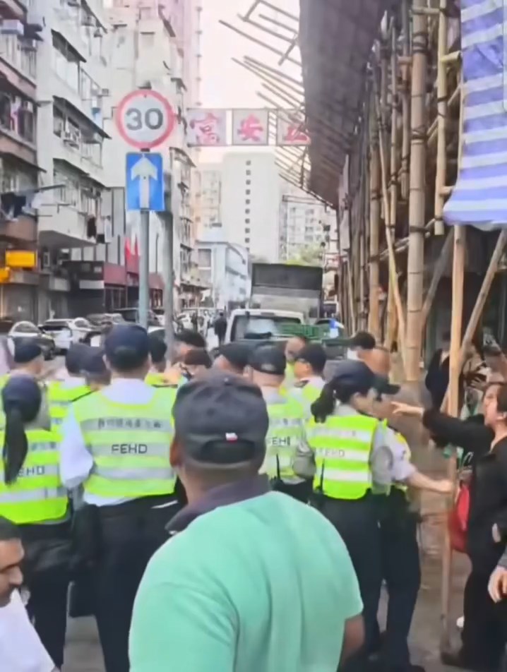 食環署人員昨日到深水埗執法，其間與3名男子發生爭執。網上片段截圖