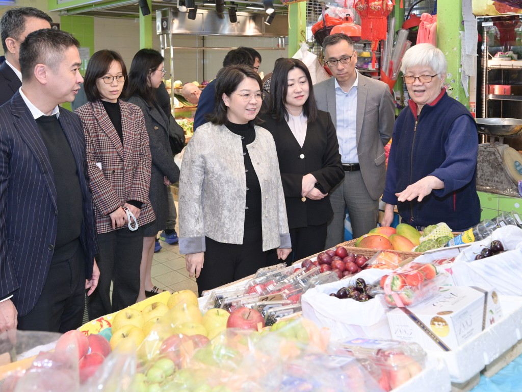 國家商務部外貿司副司長李娜（右四）與代表團到灣仔街市考察鮮活食品銷售情況。政府新聞處