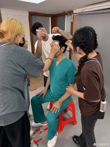 鍾鎮濤上月在微博貼上為新劇試造型的相片。  ​
