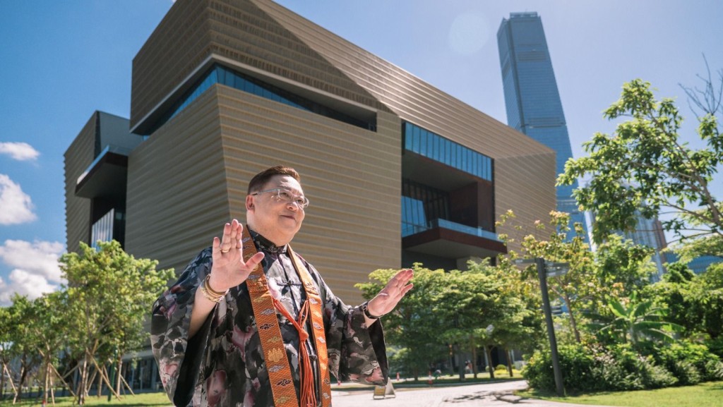 玄學電影《大運同行》揭示現代建築師盲目追求現代設計,顛覆了中國五千年的堪輿文化,引發了嚴重風水問題,大師提出改良方法,是一部難得的風水紀錄片。 玄學電影《大運同行》揭示現代建築師盲目追求現代設計,顛覆了中國五千年的堪輿文化,引發了嚴重風水問題,大師提出改良方法,是一部難得的風水紀錄片。